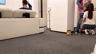 A wife ordered pizza and got the guy’s cock in her mouth and cum in her cup