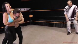 Gorgeous Nadia White dominates Glenn King in a femdom match
