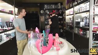 Trickster led a mature neighbor to the bedroom through shame4k
