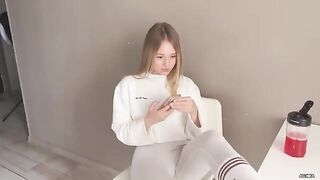A girl in sexy socks has no shame, she is insolent