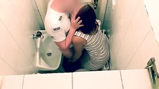 A short time date turns to sex in the toilet of a restaurant on Tinder