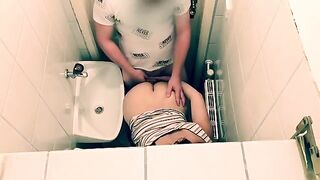 A short time date turns to sex in the toilet of a restaurant on Tinder