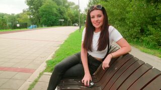 Amateur girl risks sex with a stranger in the park, getting cum in her mouth