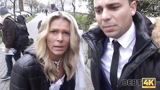 The blonde is fucking with a collector before her husband