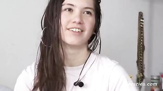 American cutie masturbates in the bathtub with a toy