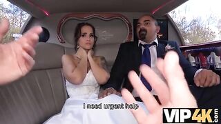 A bride scored her ass in a limousine, husband watched with pleasure
