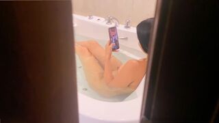 Me espié a mi hermanastra en la bañera y nos fuimos a jugar