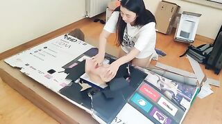 Stepsister receives a creampie in her ass through a hole in a box