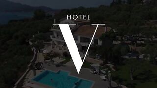 Blonde babes Scarlett and Honour get naughty service at the pool