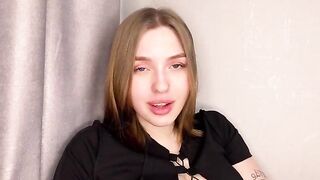 A juicy ass girl achieves orgasm while enjoying herself at home