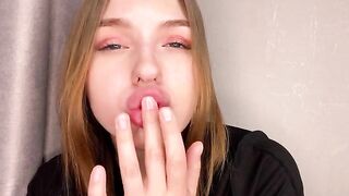 A juicy ass girl achieves orgasm while enjoying herself at home
