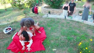 Babe fucks in public with a stranger on the meadow