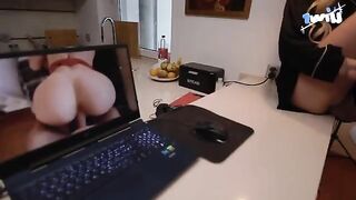 The cutie babe gets her laptop fixed and has passionate sex