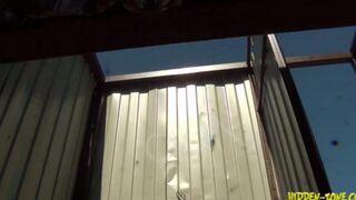 A girl was secretly filmed in a beach house, it's quite exciting!