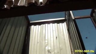 A girl was secretly filmed in a beach house, it's quite exciting!