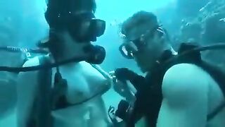 Sex on the bottom of the sea with an aqualangist