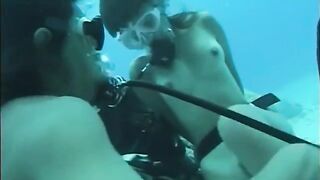 Man fucked a girl with a hairy pussy underwater