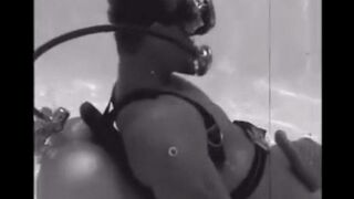 During the diving, she made an aqualangist a blowjob. It was unexpected