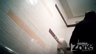 Camera hidden in the toilet, a daring peek inside - don't get caught!