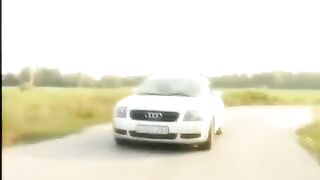 A blonde got her shaved pussy on the bonnet
