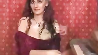 Fingered hairy pussy of hot camwhore Cali