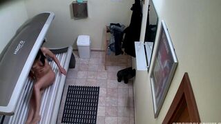 Hidden camera in the Czech solarium records a naked client