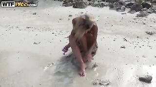 A couple has a private sex on the beach and gets noticed