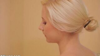 Girl rubs her pussy with a brush in the bathroom