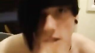 The guy is very hungry for sperm, he loves to swallow