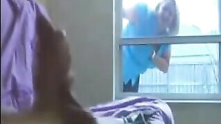 A woman peeps at a man in the ward and masturbates with him