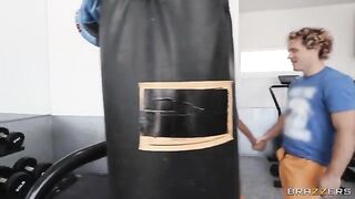 Girl made squats with vabbing in the gym, and a man came to her face