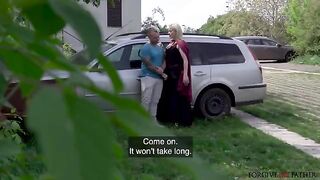 A mature blonde beauty got fucked in the car unexpectedly