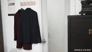 The young girl is fucking in the glory hole of the college