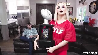 Too Slim Thick To Quit - zrelaya divana seks on the couch