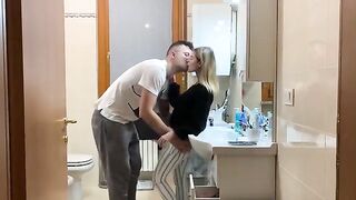 The girlfriend of my brother closes herself in the bathroom and wants to be fucked