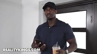 A girl in sexy clothes tries to seduce the delivery guy for sex