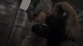 A hot teenage girl got fucked in the elevator, a thrilling encounter!