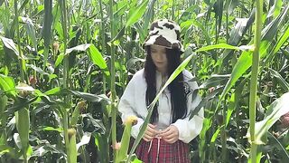 The security guard caught a thief in the cornfield and punished her properly