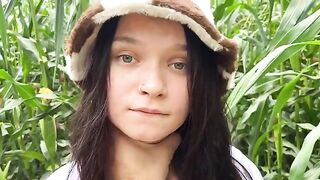 The security guard caught a thief in the cornfield and punished her properly