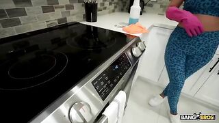 A man thanked the maid for her incredible blowjob skills with a heartfelt gesture