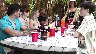 A guy showed the audience his master class in making money