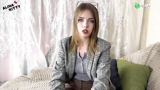 The psychologist made the girl cum by stimulating her pussy