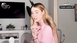 A beautiful girl in the morning makes a guy a stunning blowjob