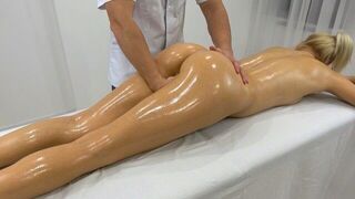 Masseur gave herself to a client with a magnificent ass